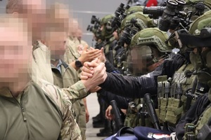 Funkcjonariusze CPKP „BOA” w hangarze podczas oficjalnego zakończenia kursu.