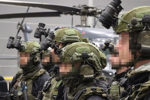 Funkcjonariusze CPKP „BOA” w hangarze podczas oficjalnego zakończenia kursu.