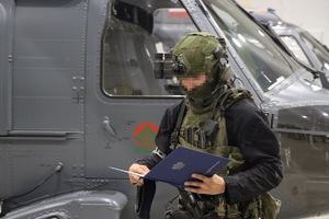 Funkcjonariusz CPKP „BOA” w hangarze podczas oficjalnego zakończenia kursu.