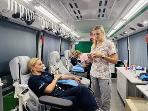 Policjanci oddają krew.
