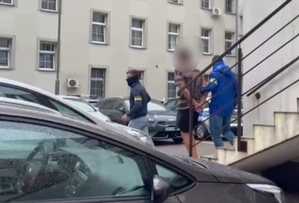Policjanci prowadzą zatrzymanego.