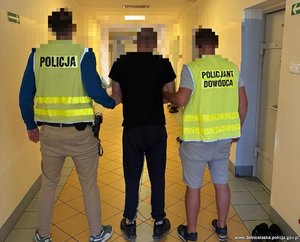 policjanci z zatrzymanym.