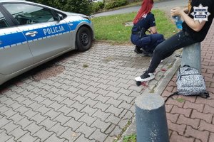 policjantka udziela pomocy chłopakowi.