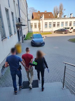 policjant z zatrzymanym.
