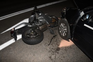 samochód, obok leży motocykl.