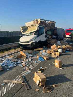 Rozbity samochód iveco na drodze.