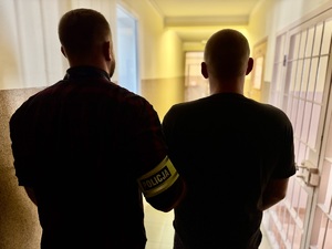 Policjant z zatrzymanym.