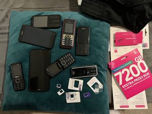 Zabezpieczone telefony komórkowe i karty sim różnych operatorów.