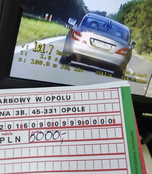 Na zdjęciu stop klatka z nagrania z videorejestratora, na którym kierowca przekracza prędkość i zdjęcie mandatu w wysokości 5 tys. zł.