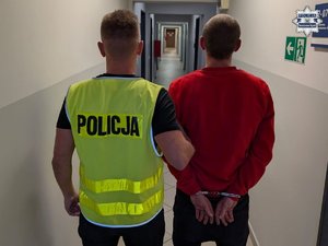 policjant z zatrzymanym.