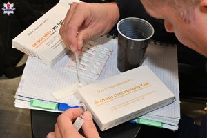 Policjant robi test na narkotyki.