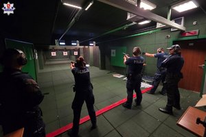 Policjanci podczas strzelania.