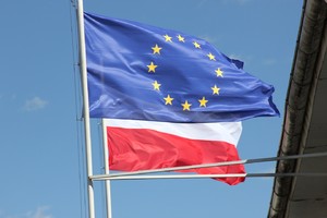 Flaga Polski i Unii Europejskiej.