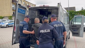 Policjanci z zatrzymanym.