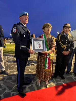 policjant w stanie spoczynku podaje rękę kobiecie.
