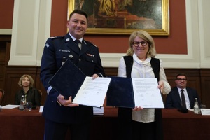 nadinsp. Tomasz Olczyk Komendant Wojewódzki Policji w Poznaniu i prof. Bogumiła Kaniewska Rektor Uniwersytetu im. Adama Mickiewicza w Poznaniu trzymają podpisane porozumienie.