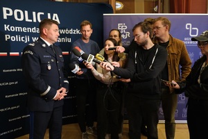 nadinsp. Tomasz Olczyk Komendant Wojewódzki Policji w Poznaniu udziela wywiadu dziennikarzom.