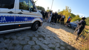 Ustawka pseudokibiców - policjanci z mężczyznami, którzy mieli wziąć udział w bójce pseudokibiców.