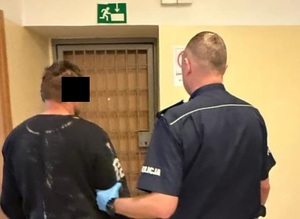 Policjant z zatrzymanym.