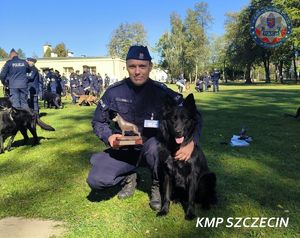 policjant z psem policyjnym.