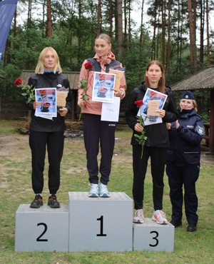 zawodnicy na podium.