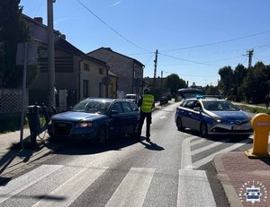 Rozbite auto, radiowóz i policjant.