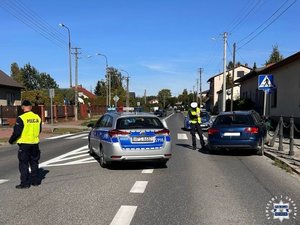 Rozbite auto, radiowóz i policjant.