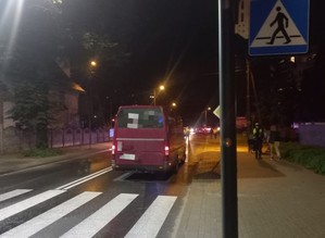 samochód na przejściu dla pieszych.