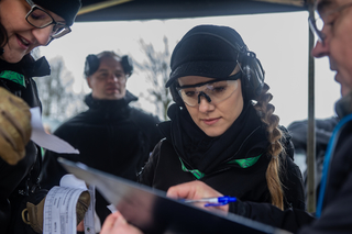 Instruktor na strzelnicy omawia wyniki z policjantką.