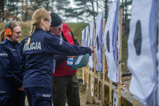 Policjantki na strzelnicy sprawdzają wyniki swoich strzelań.