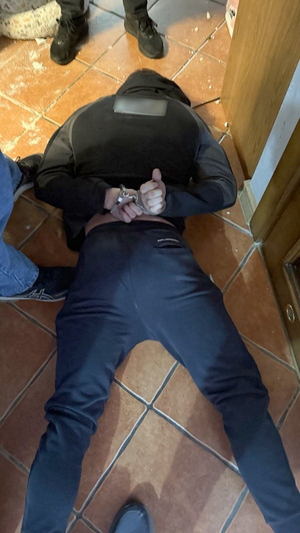zatrzymany leży na podłodze.