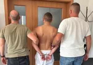 zatrzymany z dwoma policjantami.