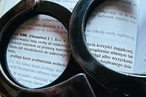Policyjne kajdanki i kodeks karny, artykuł 286 oszustwo.
