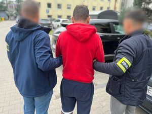 policjanci z zatrzymanym.