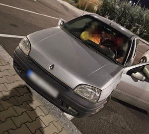 Samochód stojący na parkingu.
