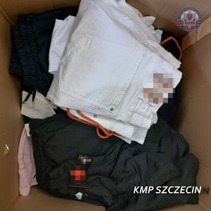 Zabezpieczona odzież z podrobionymi znakami towarowymi.