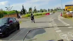 Kierujący motocyklem uciekający przed policjantem.