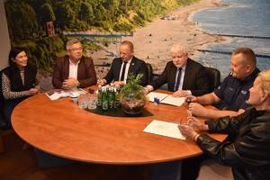 Sygnatariusze porozumienia dr Marek Jasztal – Zastępca Komendanta Wojewódzkiego Policji w Szczecinie, Wójt Gminy Rewal Konstanty Tomasz Oświęcimski, Skarbnik Gminy Beata Żoła oraz Komendant Powiatowy Policji w Gryficach insp. Krzysztof Boguszewicz.