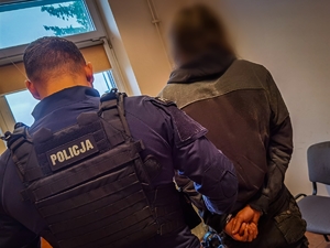 Policjant z zatrzymanym.