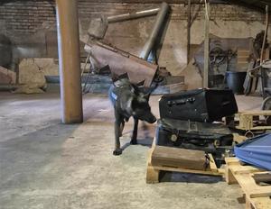 Policjant z psem podczas szkolenia.