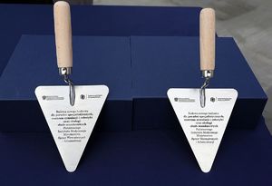 symboliczne łopatki.