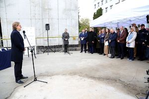 ludzie stoją pod dachem.
