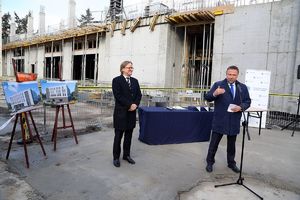zdjęcie grupowe. minister, policjant, strażak.