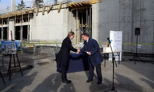 zdjęcie grupowe. minister, policjant, strażak.
