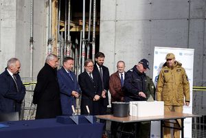 zdjęcie grupowe. minister, policjant, strażak.