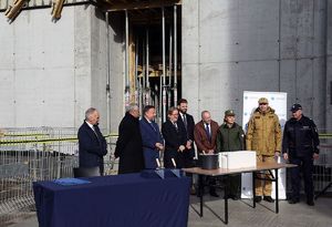 zdjęcie grupowe. minister, policjant, strażak.