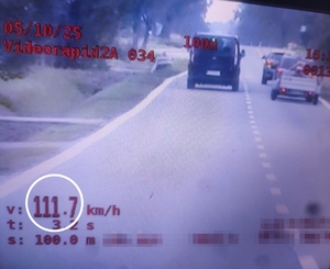 Ujęcie z wideorejestratora z prędkością 111 km/h i fordem.