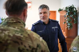 Komendant dziękuje policjantowi.