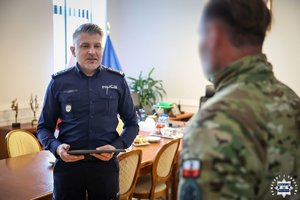 Komendant dziękuje policjantowi.
