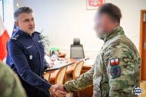 Komendant dziękuje policjantowi.